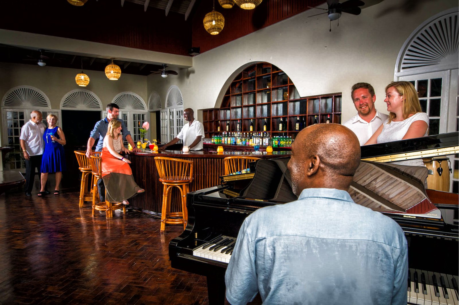 Live piano and bar at SeaGarden in the evening